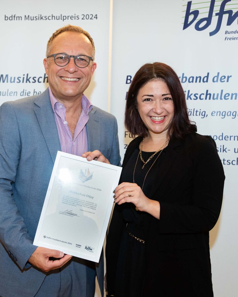 Mario Müller übergibt Mary Jay Wudy (ENjoy) die Urkunde